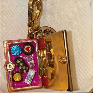 Juicy Couture - Chocolate Box Charm, Opens/Closes